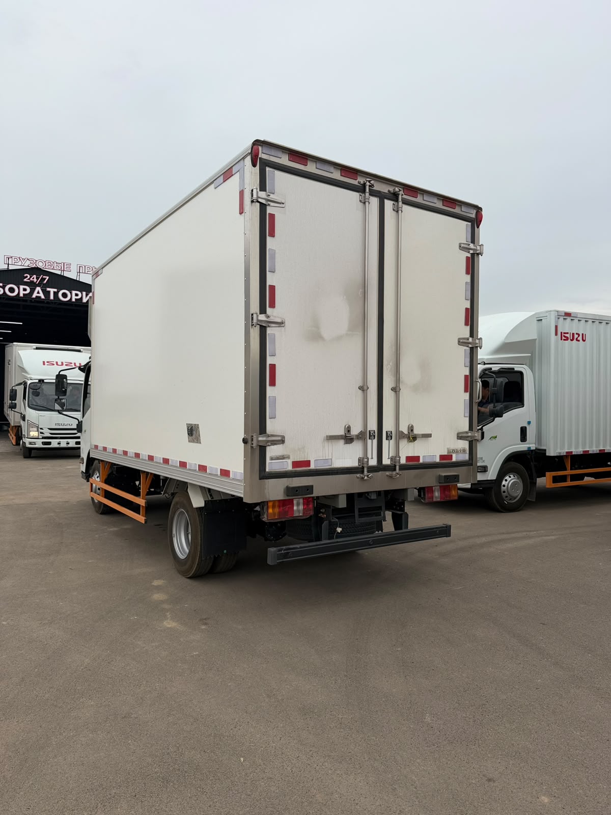 ISUZU Elf EM5 рефрижератор — фото 3